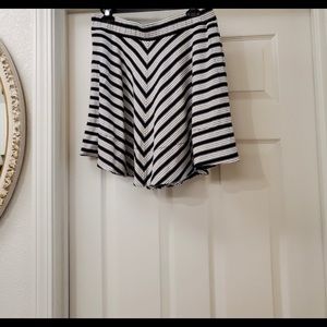 Ann Taylor loft flare skirt is a size Medium.